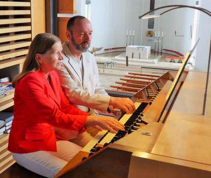 Irmgard und Josef_Reichl an der Orgel 2