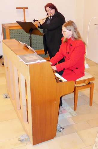 Flötensolistin Andrea Orlowski mit Irmgard Reichl am Klavier in der Werktagskapelle Heilig Kreuz Dachau