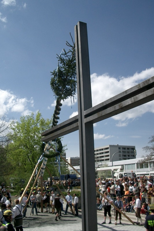 Maibaumaufstellen und Kreuz