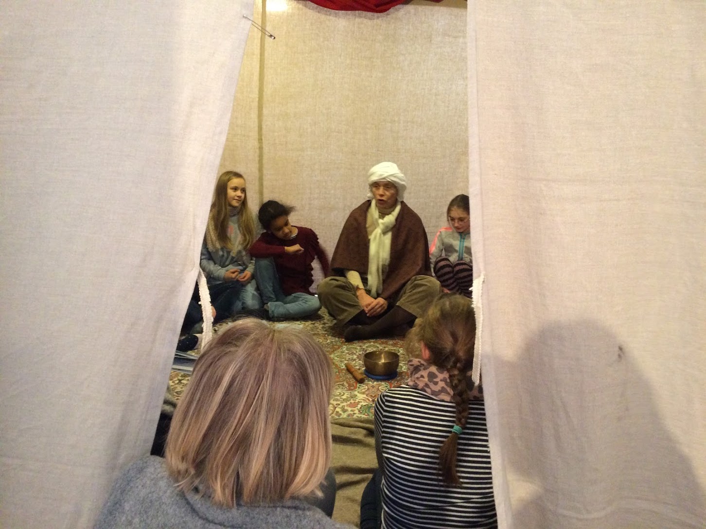 Bibelerzählerin im Zelt