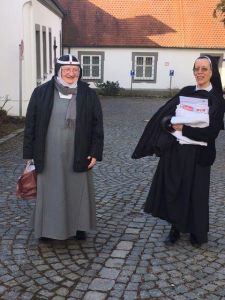 Sr. Apollonia verlässt gemeinsam mit ihrer Oberin Sr. Gabriele am Montag, 27.2.2017, das St. Birgitta Kloster in Altomünster, Landkreis Dachau.