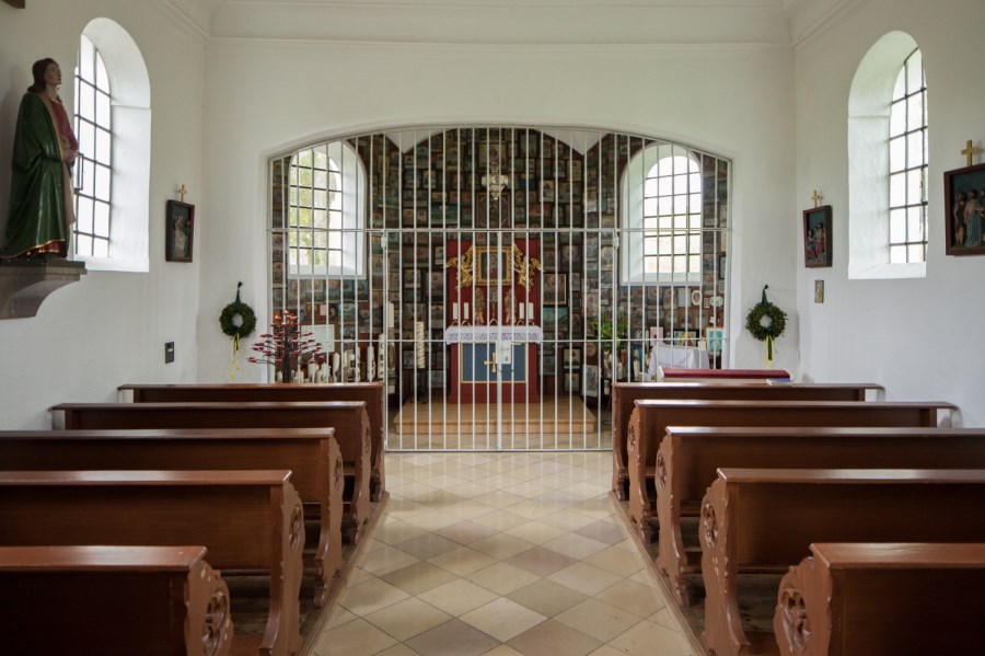 Baumgarten Bründlkapelle Blick auf Altar hinter Gitter