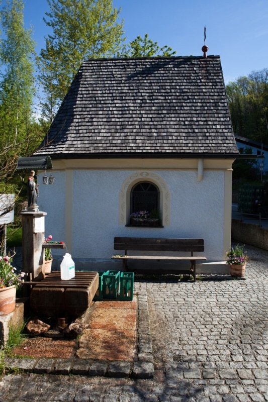 Leonhardspfunzen Brunnenkapelle zur hl. Maria und zum hl. Leonhard Außenansicht mit Brunnen