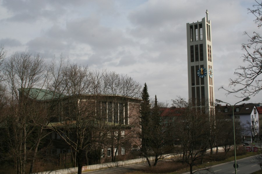 Kirche vor Tunnel