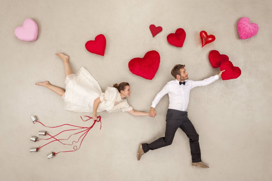 Collage mit Hochzeitspaar und roten Herzen