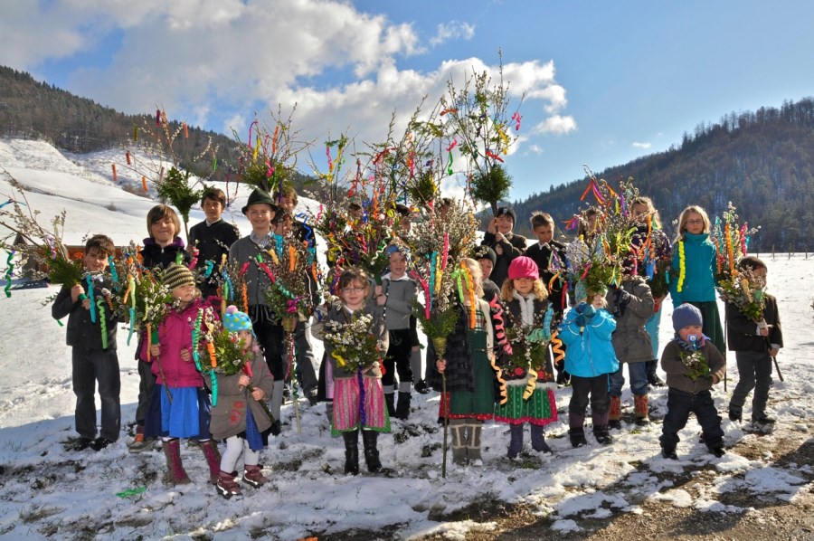 Weißbacher Kinder mit Palmbuschen