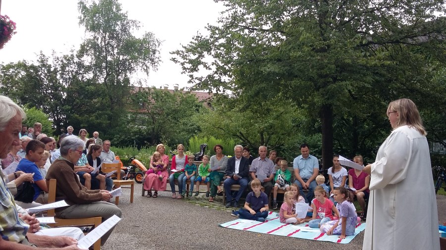 20170723 Familien-Wortgottesfeier im Pfarrgarten 01