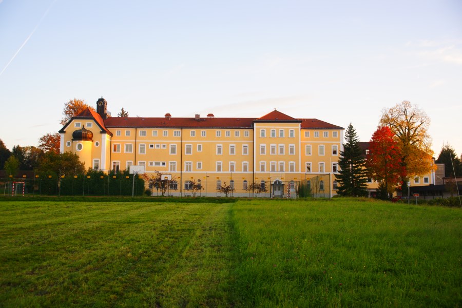 Außenaufnahme Maria-Ward-Mädchenrealschule in Traunstein/Sparz