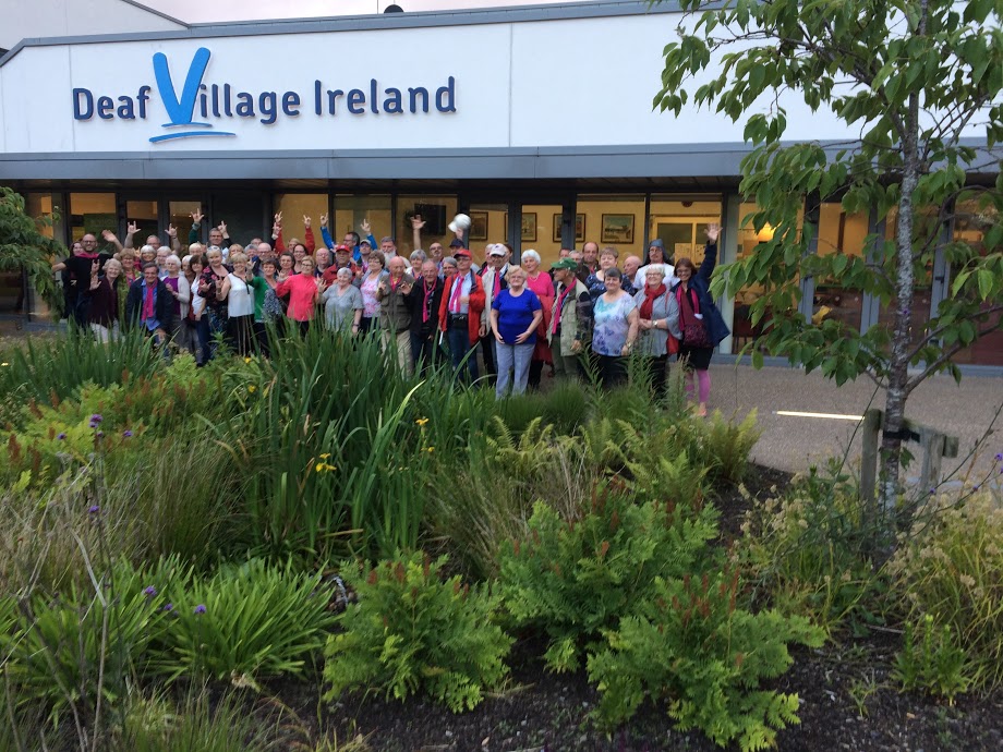 Gruppenfoto im Dublin Deaf Village