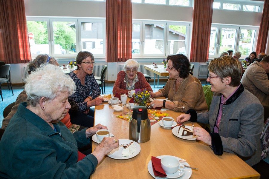 Kaffeekränzchen nach Vergiss-mein-nicht-Gottesdienst mit Betroffenen, Angehörigen und Dr. Maria Kotulek