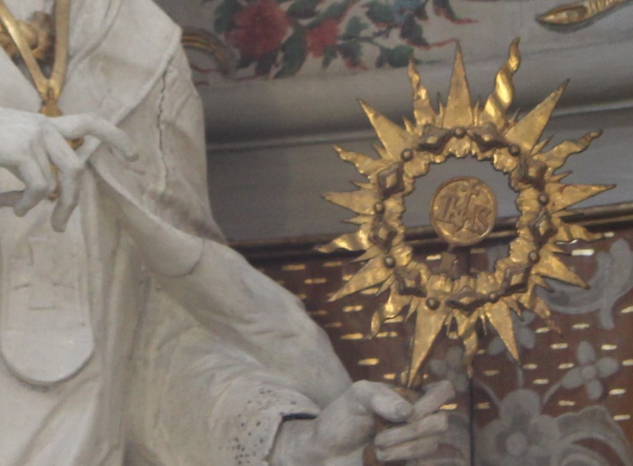 Ein Ausschnitt der Figur des Hl. Norbert aus der Pfarrkirche. Zu sehen ist die Hand, die auf die Monstranz zeigt.