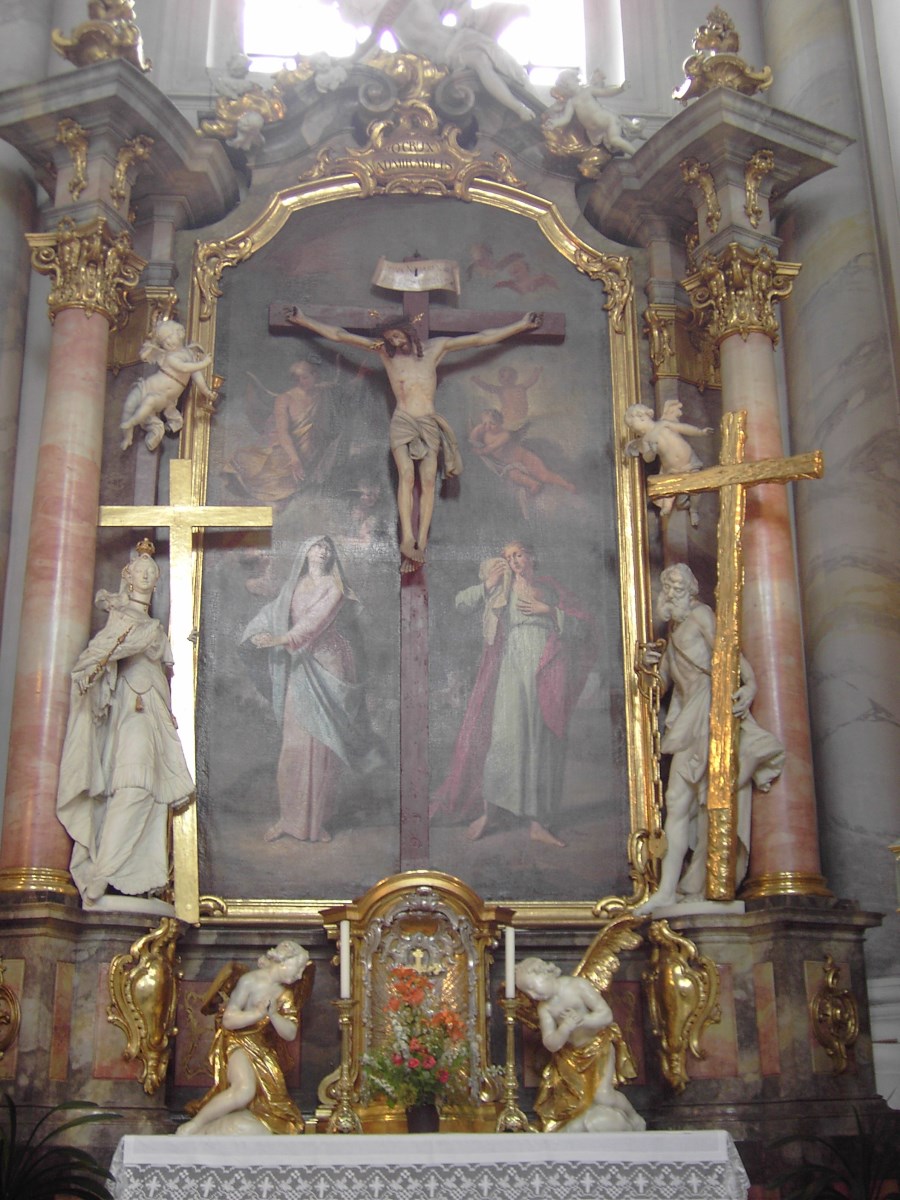 Kreuzaltar in der Pfarrkirche. Im Bild Johannes und Maria, Kreuz als Objekt aus Holz im Bild. Begleitende Figuren Hl. Helena und Hl. Dismas