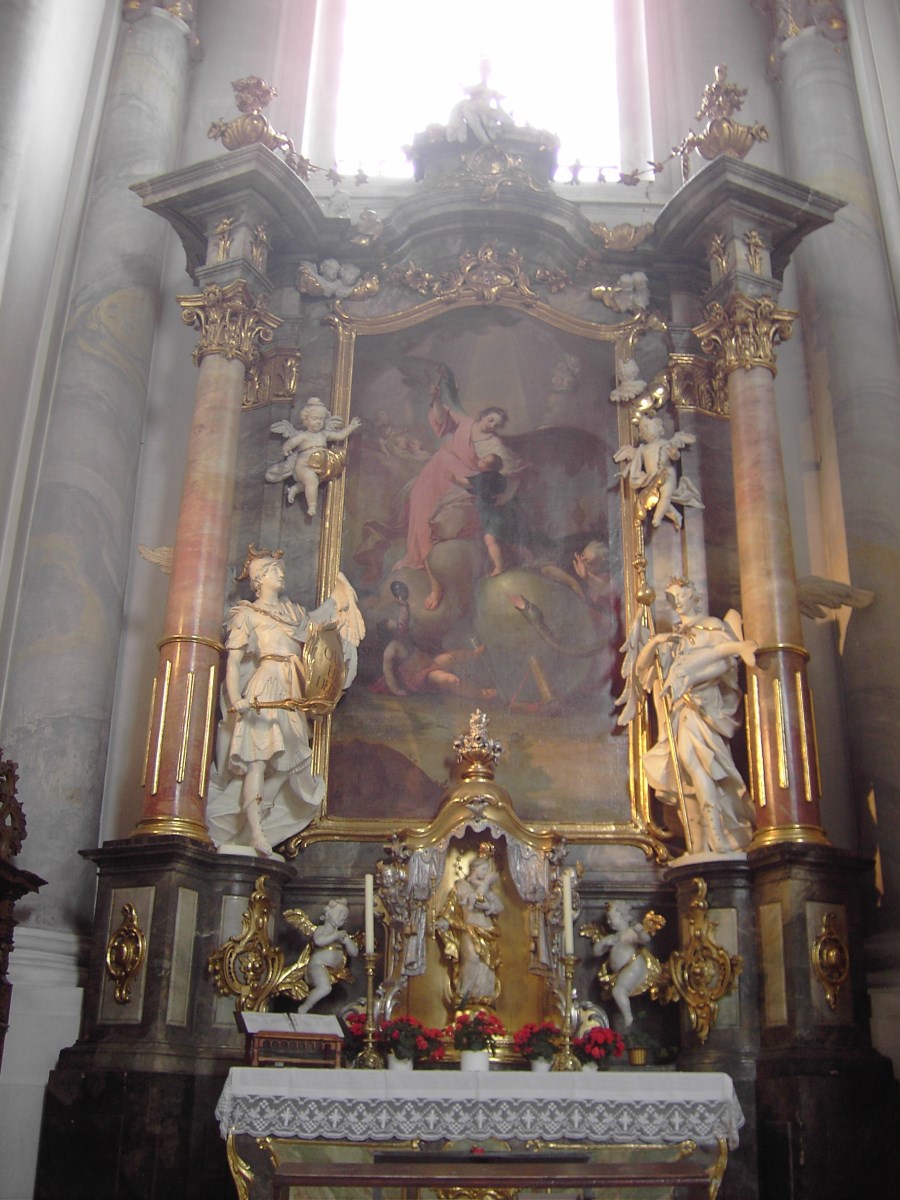 Schutzengelaltar, auf dem Altarbild verschiedene Engel retten einen Jungen und der Teufel u.a. als Schlange. Figuren der Erzengel Raphael und Michael recht und links. Im Tabernakel Madonnenfigur.