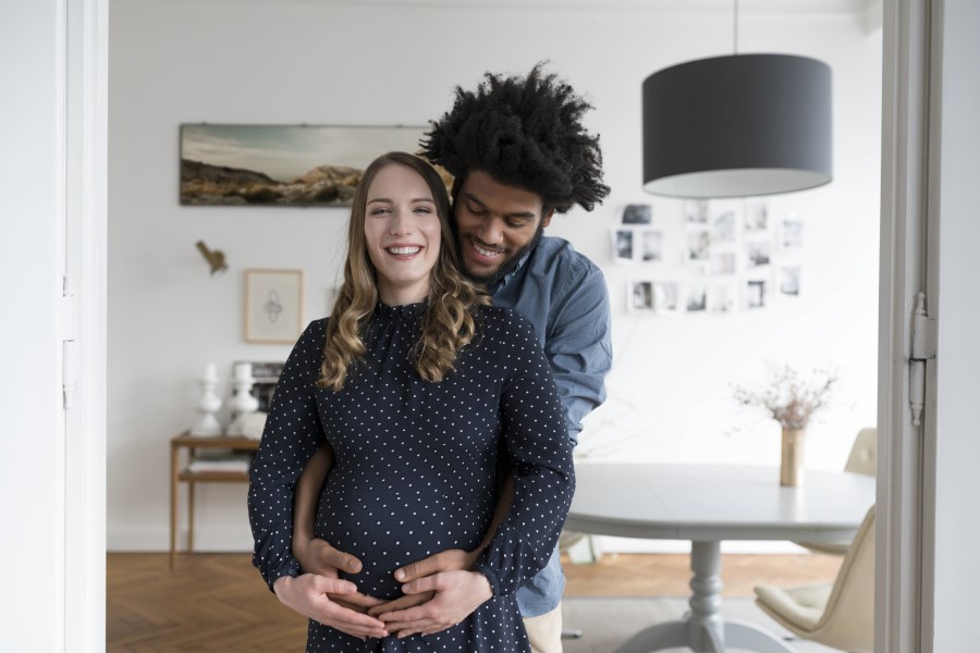 junges Paar umarmt zusammen Babybauch der Frau