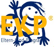 Logo des Eltern-Kind-Programms für Kachelseite verändert. In blau zwei Strichmänchen mit den gelben Buchstaben EKP