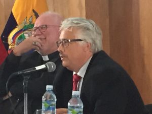 Kardinal Marx und Hans Tremmel bei Diskussion in der Päpstlichen Katholischen Universität Quito