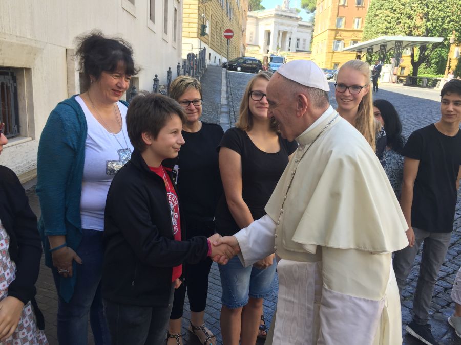 Papst Franziskus begrüßt die Reisegruppe