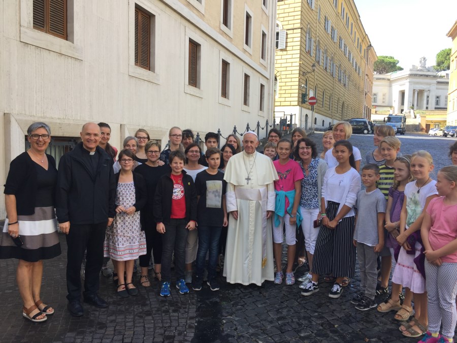 Gruppe Alleinerziehender trifft in Rom Papst Franziskus mit Generalvikar