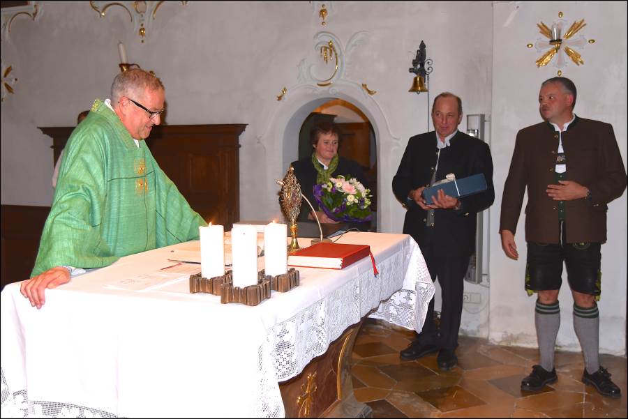 Geschenkübergabe 10 Jahre Mario Friedl