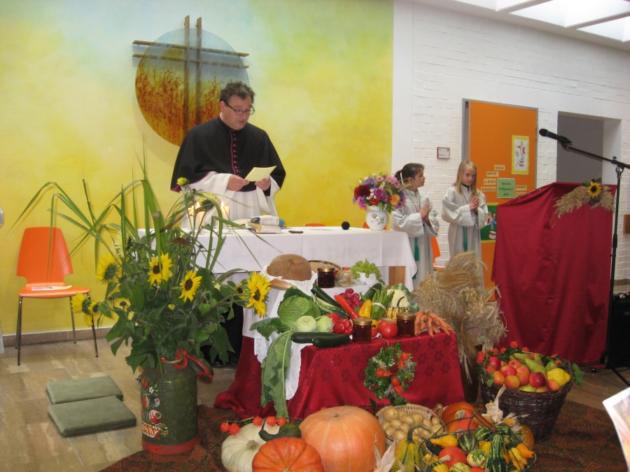 2017-10-08_1-Pfarrer am geschmückten Altar