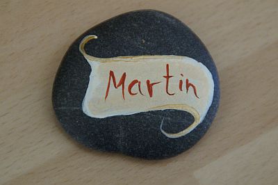 Stein, auf dem in schöner Schrift und in einem Rahmen der Name Martin geschrieben steht.