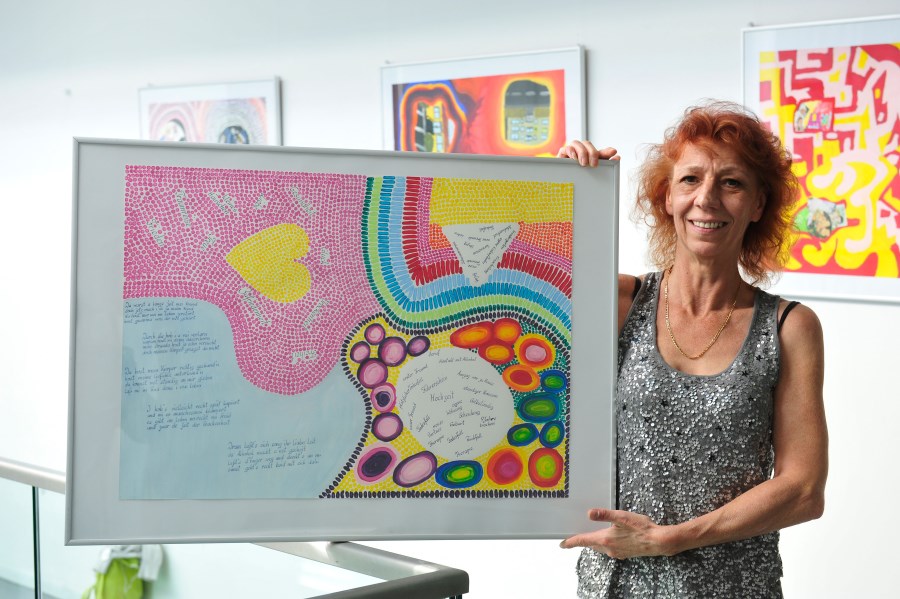 Renate Conrad bei der Ausstellung im Sozialbürgerhaus Pasing neben ihrem Kunstwerk „Hundertwasser“.