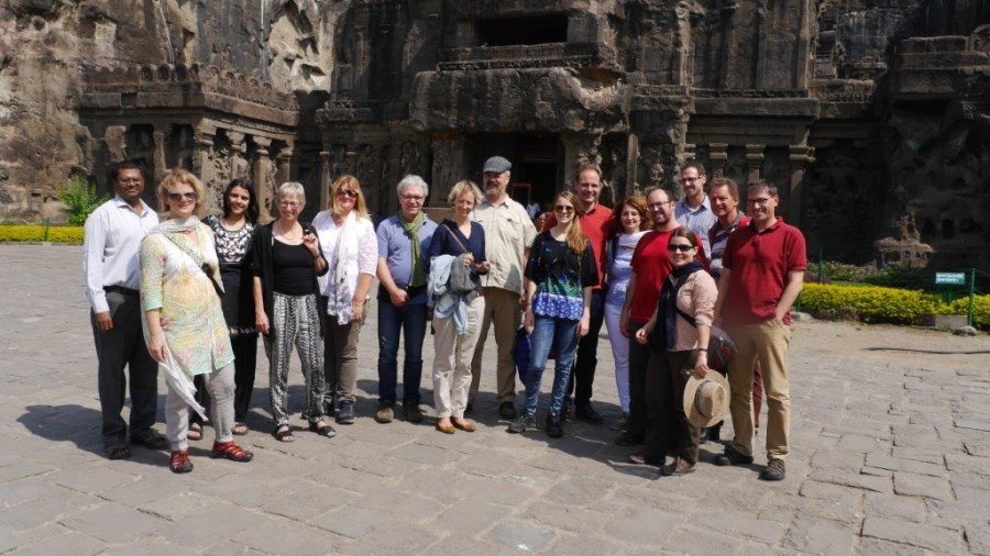 Reisegruppe in Aurangabad. Mit auf dem Foto Herr Melvin Pangya, Fieldworker der Caritas Indien in Maharashtra und Subhadra Kaul Misereor Dialog- und Verbindungsstelle Mumbai.