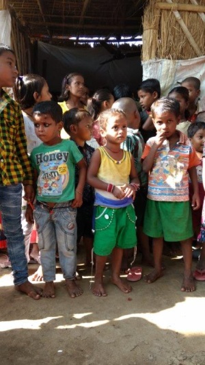Besuch von Slum an Bahngleisen in Patna, Schülerinnen und Schüler vor Eingang ihrer Schule sowie Zusammenkunft mit Sister Dorothy Fernandes‘ Team von Streetworkern.
