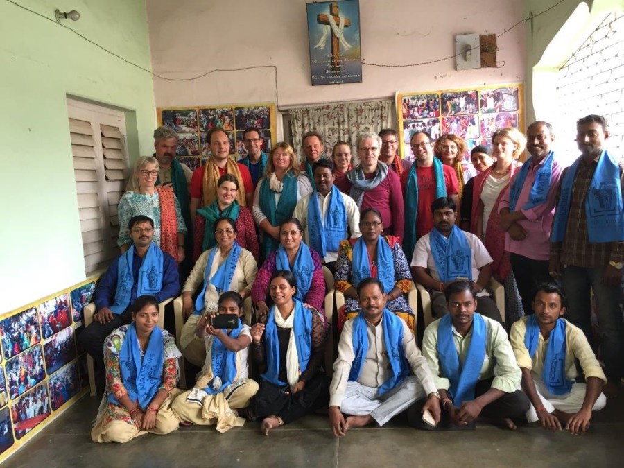Besuch von Slum an Bahngleisen in Patna, Schülerinnen und Schüler vor Eingang ihrer Schule sowie Zusammenkunft mit Sister Dorothy Fernandes‘  Team von Streetworkern.