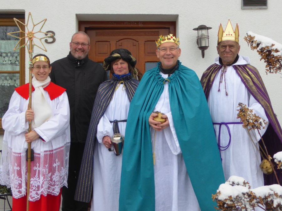 Erwachsenen-Sternsingergruppe mit Diakon Paul März aus Scheyern