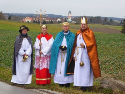 Erwachsenen-Sternsingergruppe vor Scheyerer Landschaft 2018