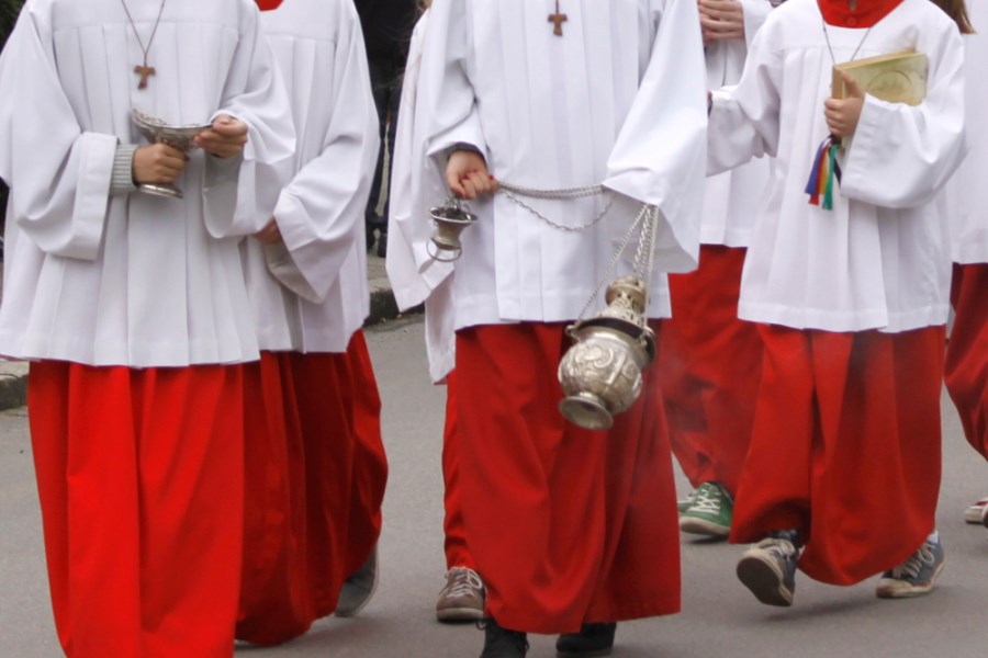 Ministranten bei Prozession, Ausschnitt