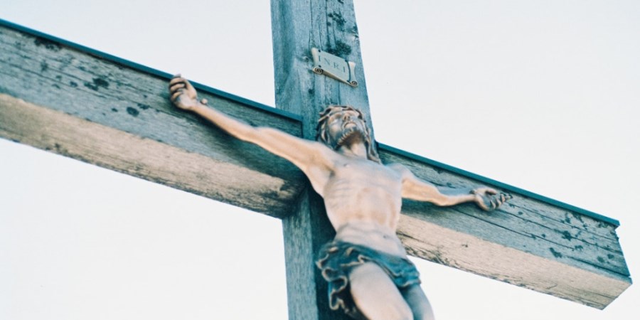 Holzkreuz mit gekreuzigtem Jesus Christus