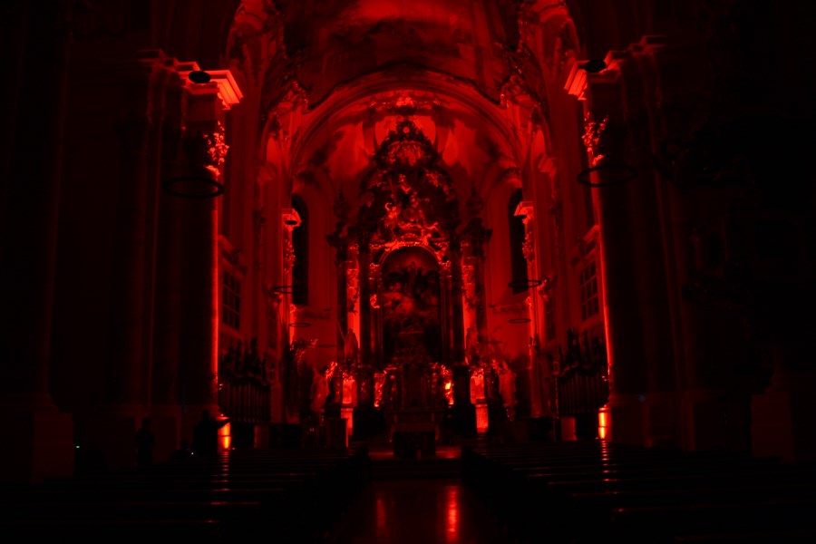 Pfarrkirche mit roter Innenbeleuchtung