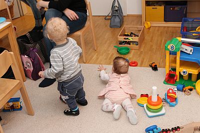 Kleinkind und Baby beim Offenen Treff für Alleinerziehende im Haus Dorothee