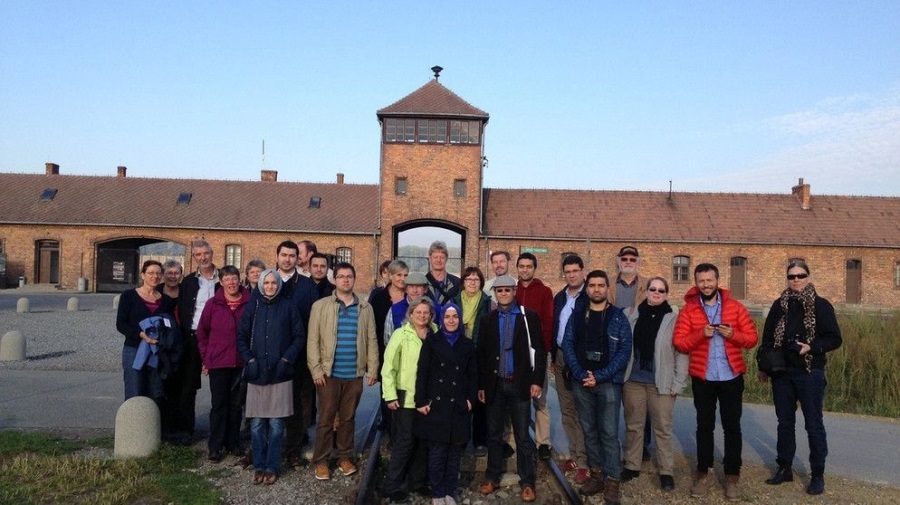 Muslime und Christen besuchen gemeinsam das KZ in Ausschwitz