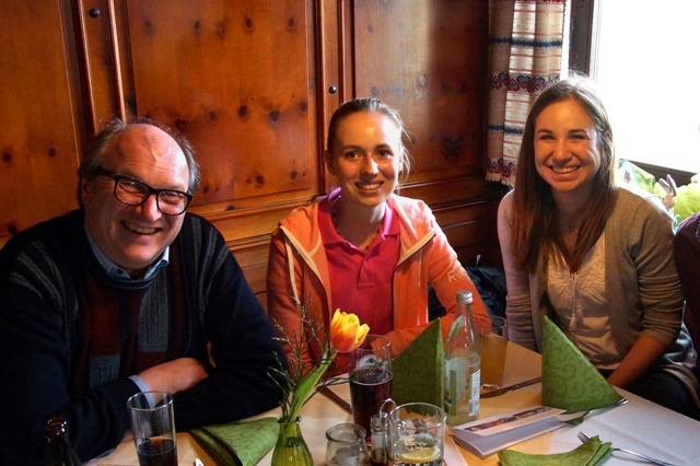 Junge WGD-Leiterinnen mit Pfarrer