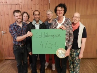 Fastenessen: Spendenübergabe an Pater John