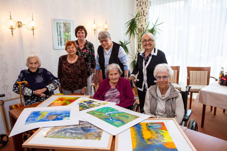 Gruppenfoto zeigt von links nach rechts: Ingrid Shilling, Erika Friedrich, Angelika Stauber, Gertrud Hoffmann, Theresia Neuber, Gerda Döring und Doris Engel.