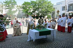 Fronleichnamsprozession - Altar vor dem Rathaus