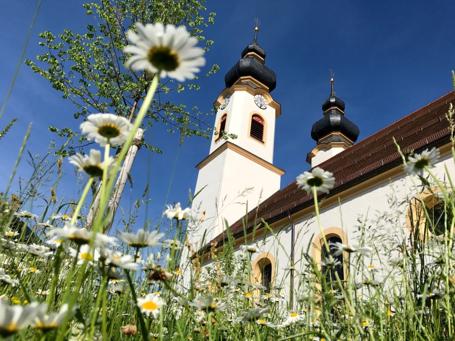 Pfarrkirche Aschau im Frühling