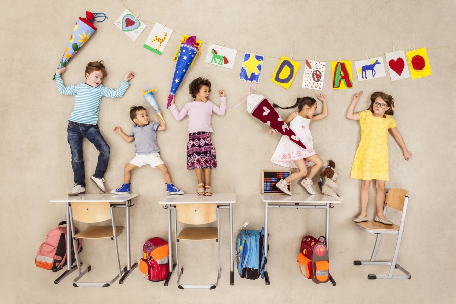 Fotocollage mit kleinen Kindern, die Schulanfang darstellen