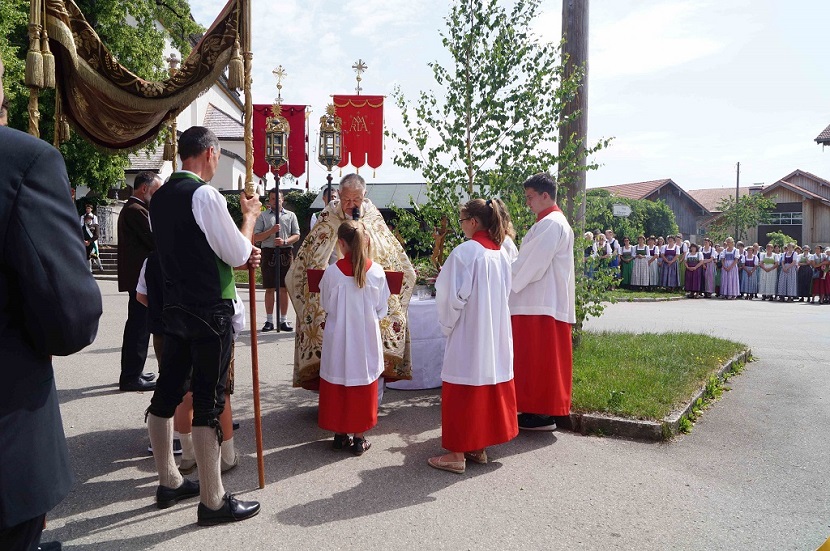 Am letzten Altar auf dem Dorfplatz las Pfarrer Horst Kreß aus dem Lukasevangelium