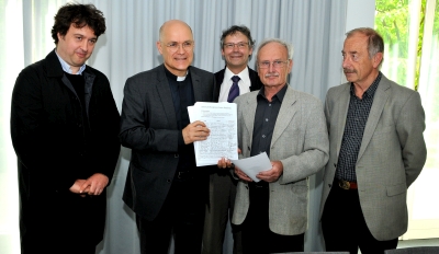 Eine Gruppe aus der Gemeinde Sachsenkam (Landkreis Bad Tölz-Wolfratshausen) hat dem Generalvikar, Peter Beer, am 26. Juni, 6.000 Unterschriften zum Erhalt eines Konvents im Kloster Reutberg überreicht