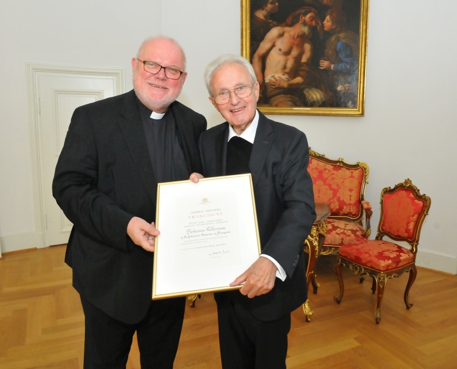 Kardinal Marx überreicht Pfarrer Herbert Kellermann die Ernennungsurkunde zum Monsignore