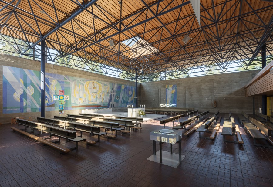 München Fasanerie Pfarrkirche St Christoph Innenansicht mit Taufbecken