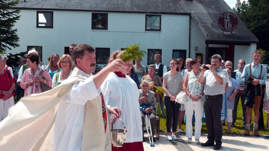 Pfarrer A. Butacu weiht den neuen Kirchplatz