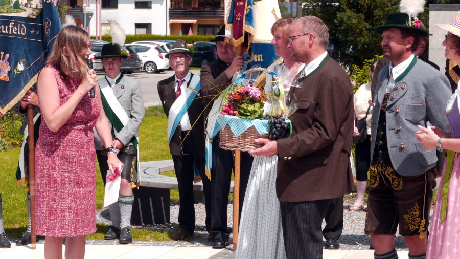 Bgm. H. Obermeyer überreicht im Namen der Marktgemeinde Bruckmühl ein Geschenk