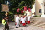 Wie alle Wallfahrer werden die Oberpfälzer von Priester und Ministranten empfangen.