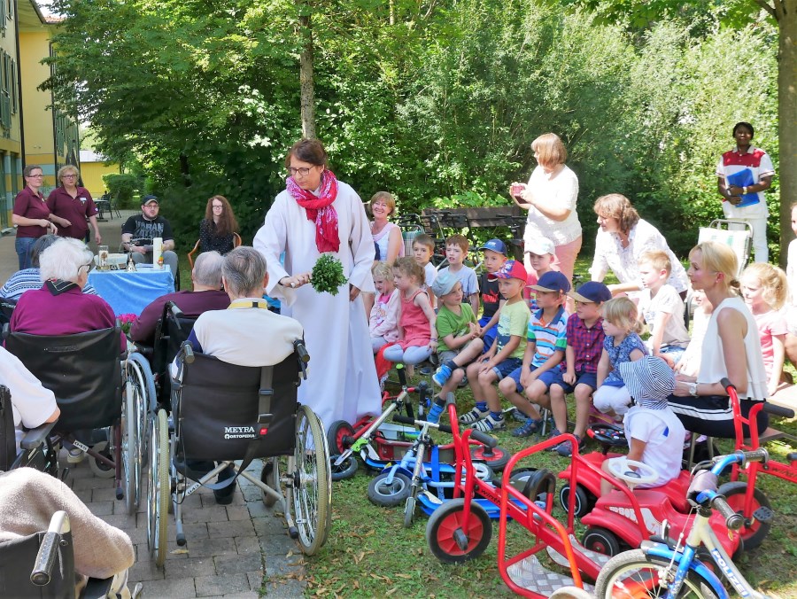 Segnung von Rollstühlen und Bobbycars im Altenheim in Markt Schwaben